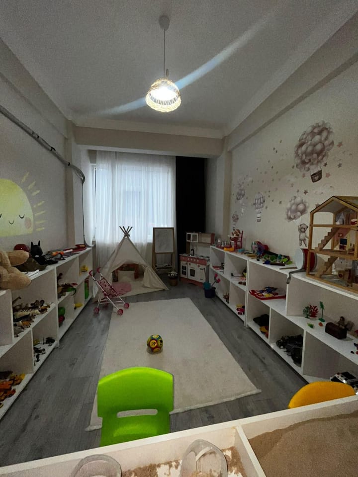 Çocuk görüşme odasının rafları ve oyun alanı