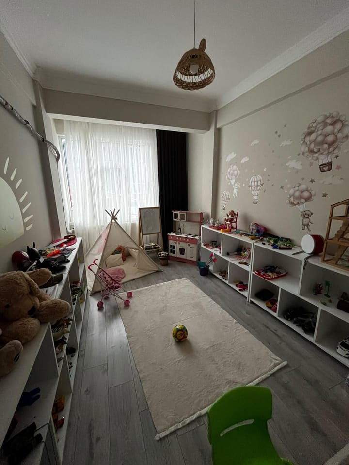 Çocuk odasındaki oyuncak rafları ve oyun çadırı