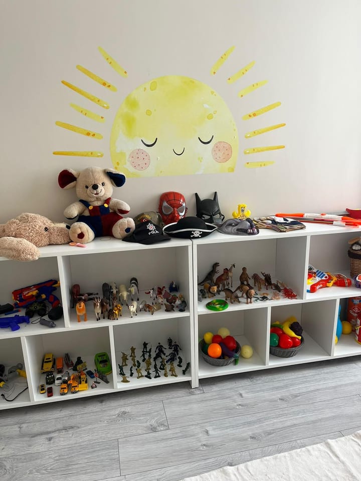 Oyun odasında peluş oyuncaklar ve figür rafları
